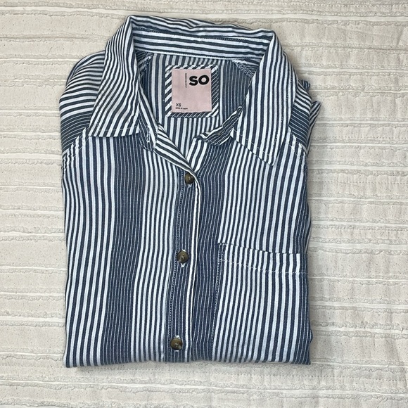 SO stripe button down shirt. Size X-Small - Picture 5 of 5